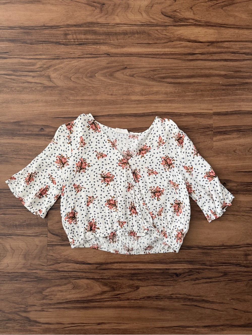 Sage White Floral V-Neck Cropped Blouse with Pink Roses